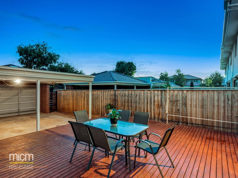 8 Swanview Walk, Point Cook VIC 3030