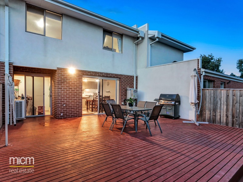 8 Swanview Walk, Point Cook VIC 3030