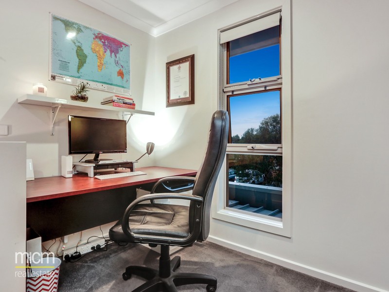 8 Swanview Walk, Point Cook VIC 3030