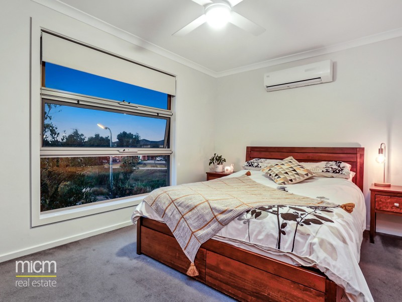 8 Swanview Walk, Point Cook VIC 3030