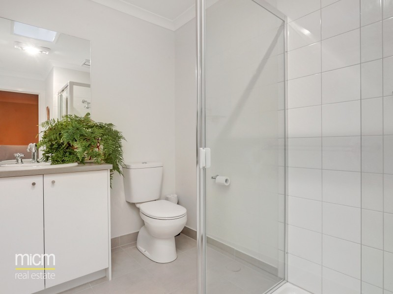 8 Swanview Walk, Point Cook VIC 3030