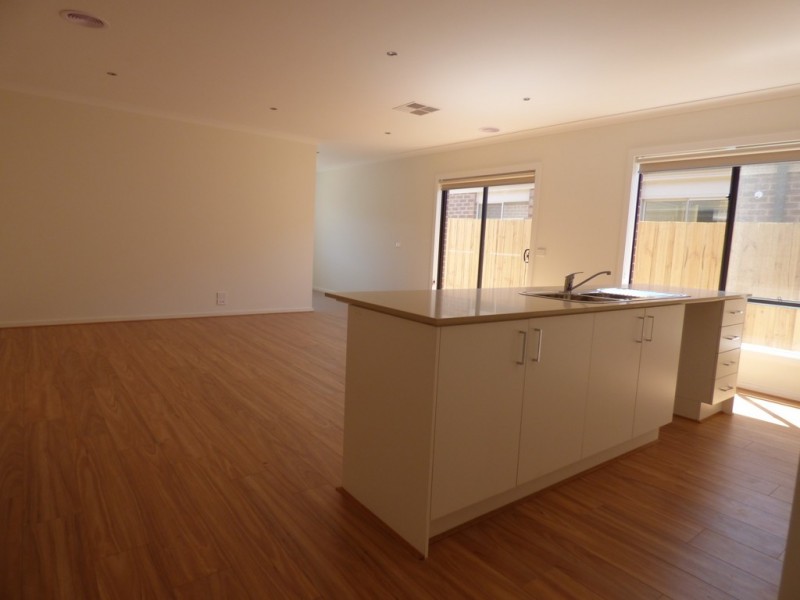 32 Maiden Crescent, Point Cook VIC 3030