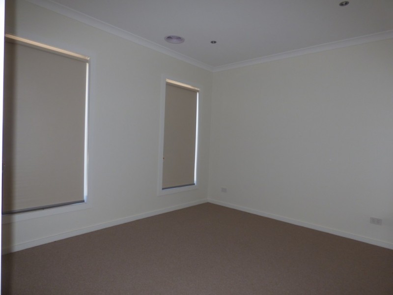 32 Maiden Crescent, Point Cook VIC 3030