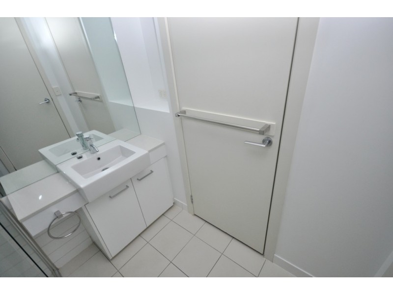 2109B/100 Harbour Esplanade, Docklands VIC 3008