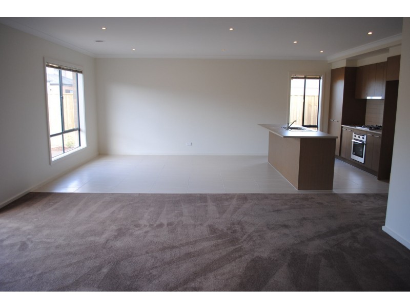 27 Sunnybank Drive, Point Cook VIC 3030