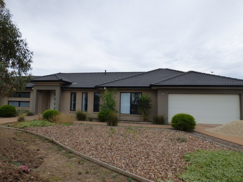 8 Foreshore Court, Sanctuary Lakes VIC 3030