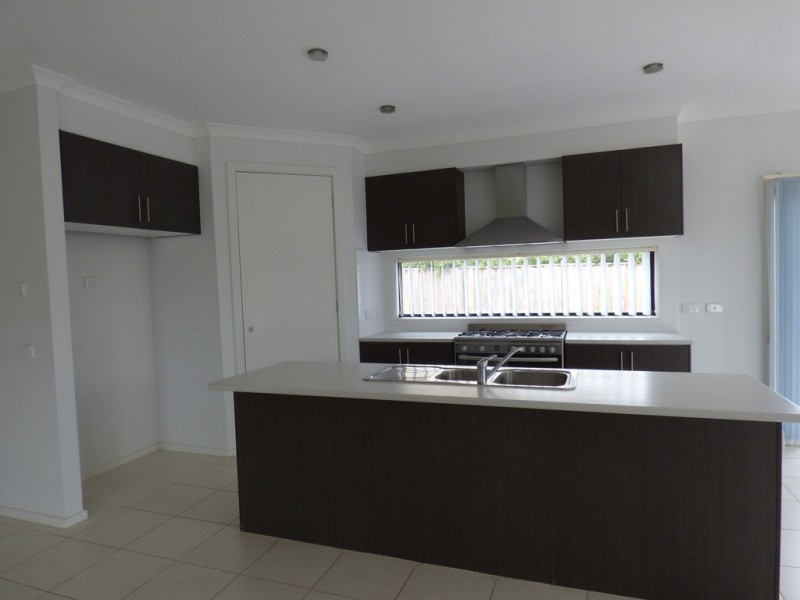 8 Foreshore Court, Sanctuary Lakes VIC 3030