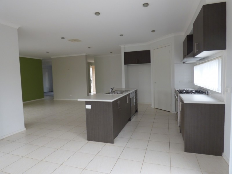 8 Foreshore Court, Sanctuary Lakes VIC 3030