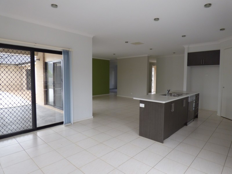 8 Foreshore Court, Sanctuary Lakes VIC 3030