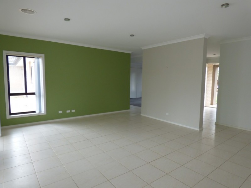 8 Foreshore Court, Sanctuary Lakes VIC 3030