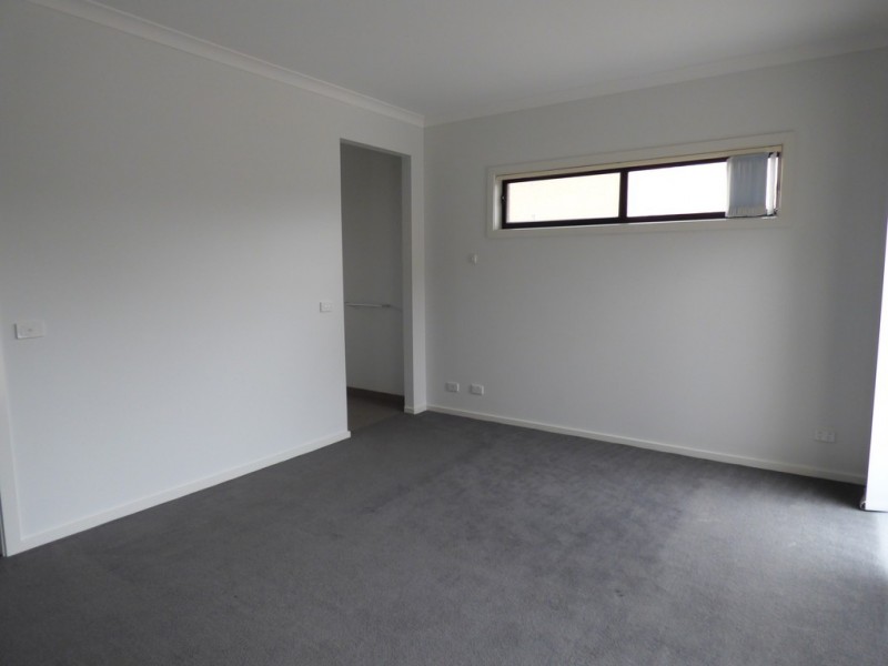 8 Foreshore Court, Sanctuary Lakes VIC 3030