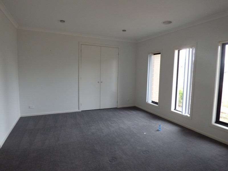 8 Foreshore Court, Sanctuary Lakes VIC 3030