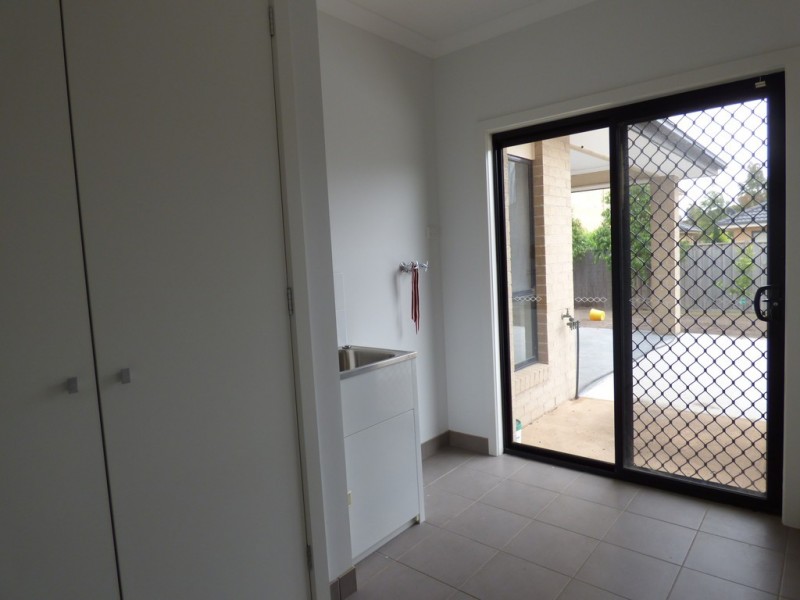 8 Foreshore Court, Sanctuary Lakes VIC 3030