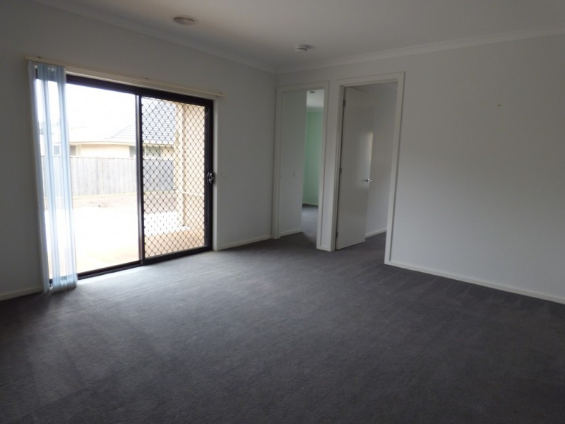 8 Foreshore Court, Sanctuary Lakes VIC 3030