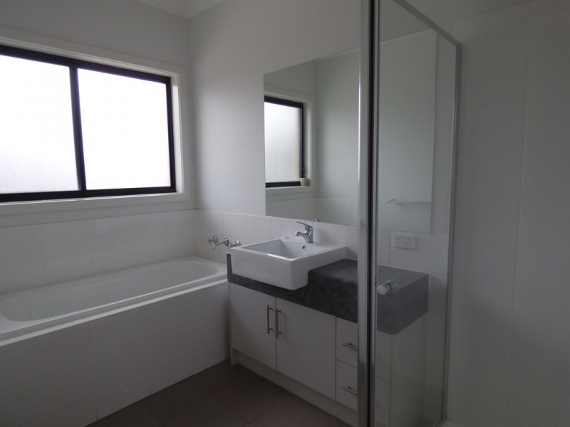 8 Foreshore Court, Sanctuary Lakes VIC 3030