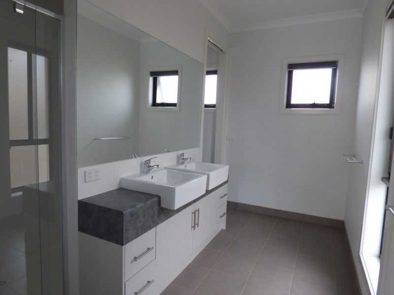 8 Foreshore Court, Sanctuary Lakes VIC 3030