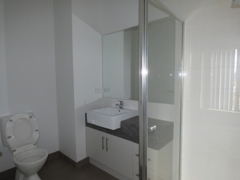 8 Foreshore Court, Sanctuary Lakes VIC 3030