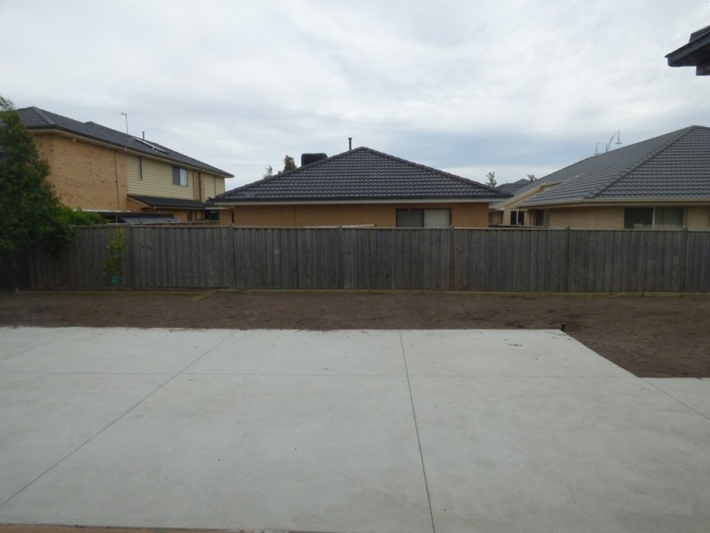 8 Foreshore Court, Sanctuary Lakes VIC 3030