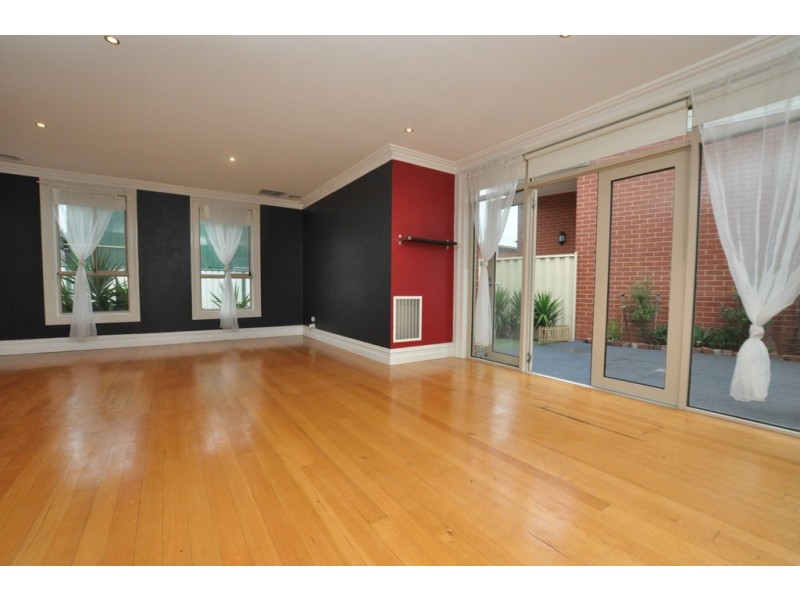 2/18 Conifer Avenue, Brooklyn VIC 3012