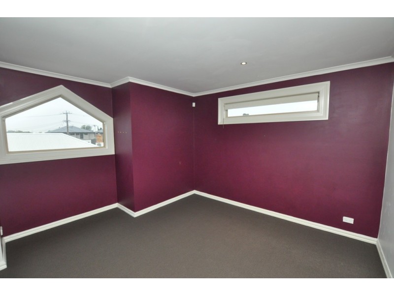 2/18 Conifer Avenue, Brooklyn VIC 3012