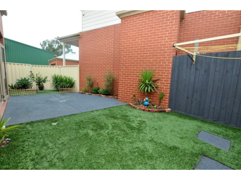 2/18 Conifer Avenue, Brooklyn VIC 3012