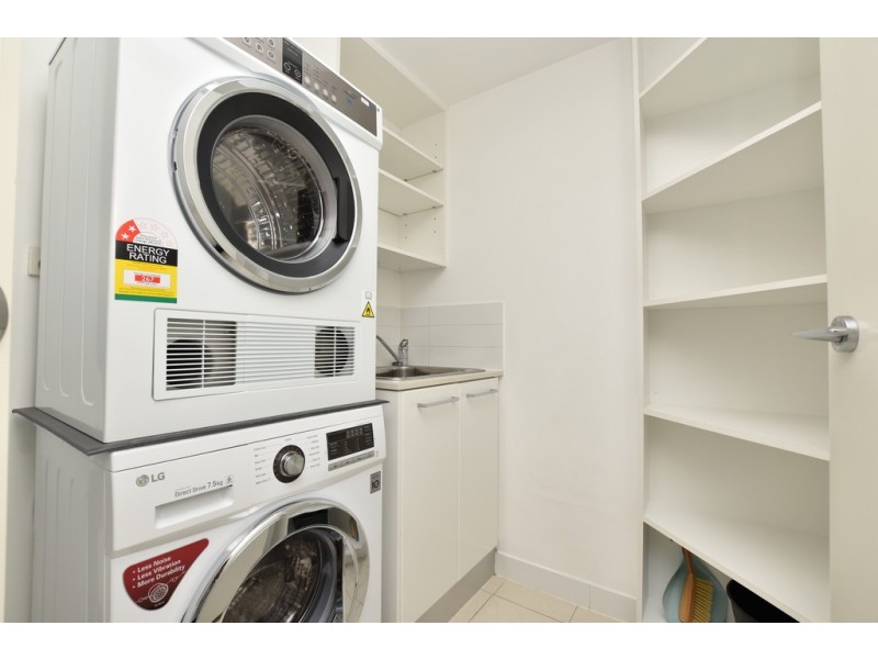 2703/100 Harbour Esplanade, Docklands VIC 3008