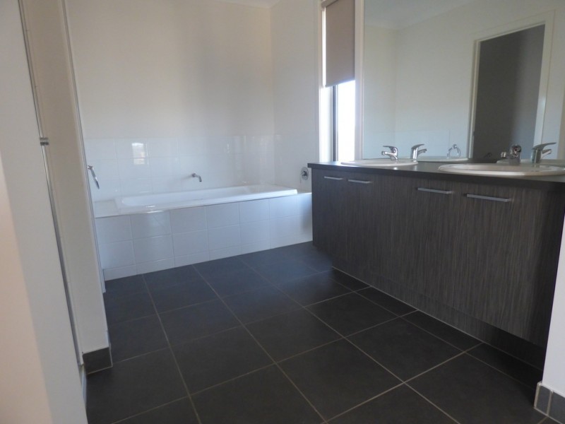 171 Sanctuary Lakes South Boulevard, Point Cook VIC 3030