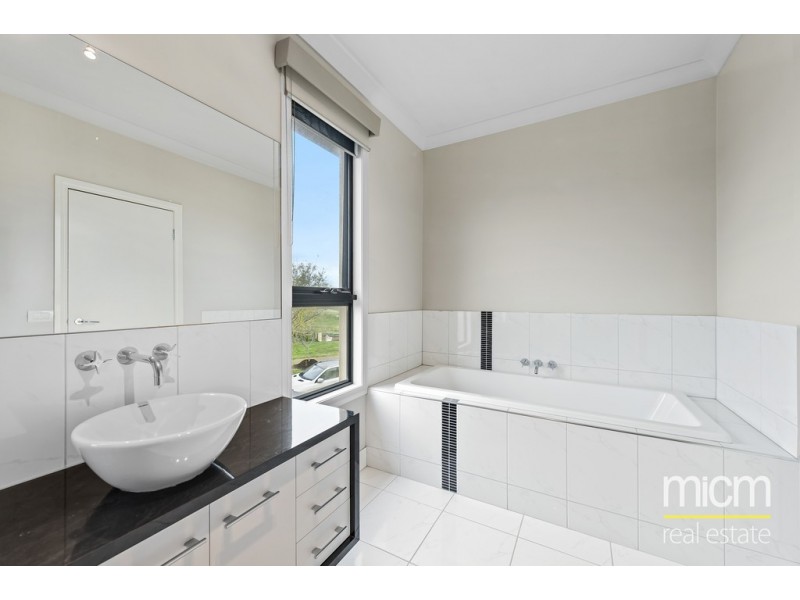 12 Cremorne Street, Sanctuary Lakes VIC 3030