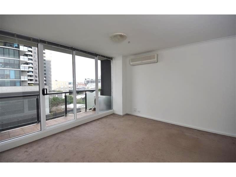 REF 040772/79 Whiteman Street, Southbank VIC 3006