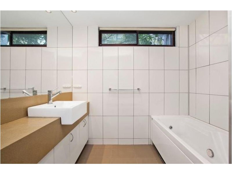 2B/29 Queens Road, Melbourne VIC 3004