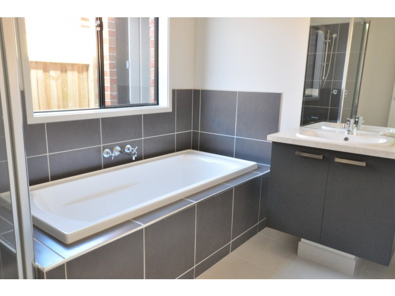 71 Sunnybank Drive, Point Cook VIC 3030