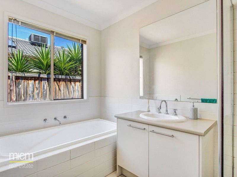 10 Tamborine Avenue, Point Cook VIC 3030