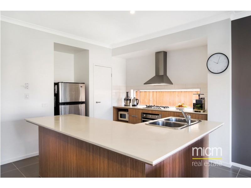9 Broadbeach Circuit, Point Cook VIC 3030