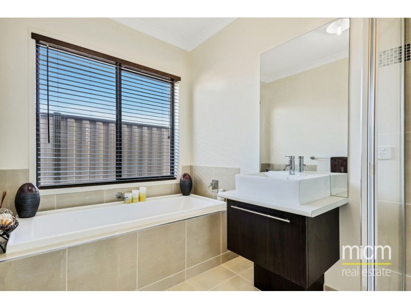 8 Freshet Avenue, Point Cook VIC 3030