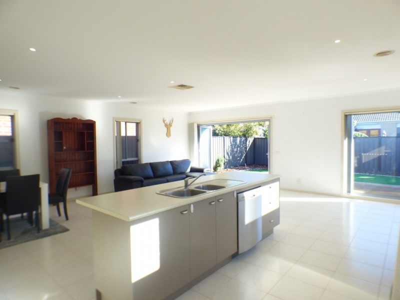 8/39 Astley Crescent, Point Cook VIC 3030