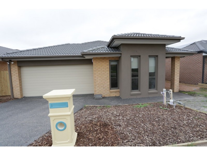 9 St Gwinear Lane, Cranbourne North VIC 3977