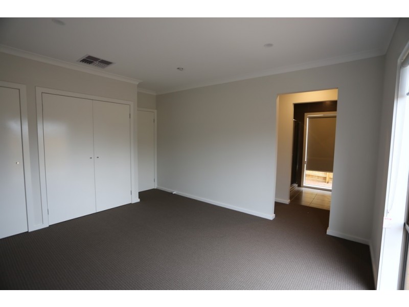 9 St Gwinear Lane, Cranbourne North VIC 3977