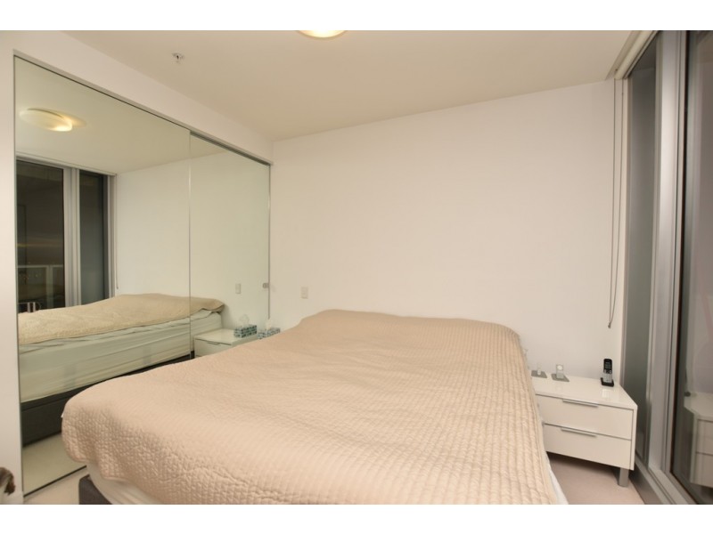 1302N/241 Harbour Esplanade, Docklands VIC 3008