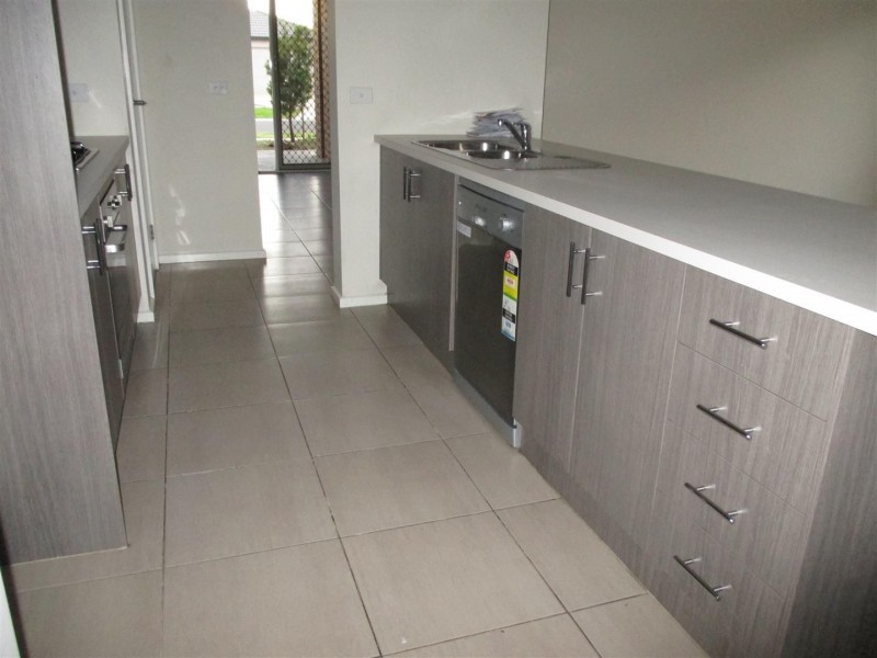 8 Bloomfield Drive, Truganina VIC 3029