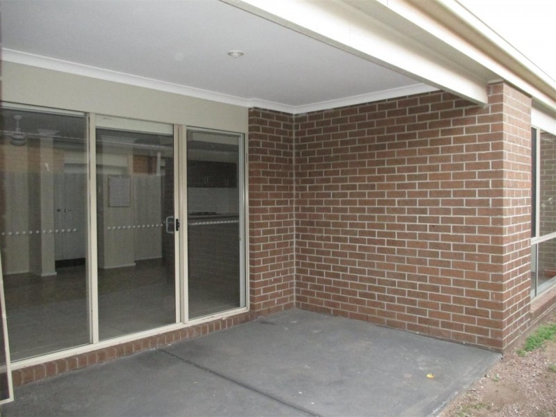 8 Bloomfield Drive, Truganina VIC 3029