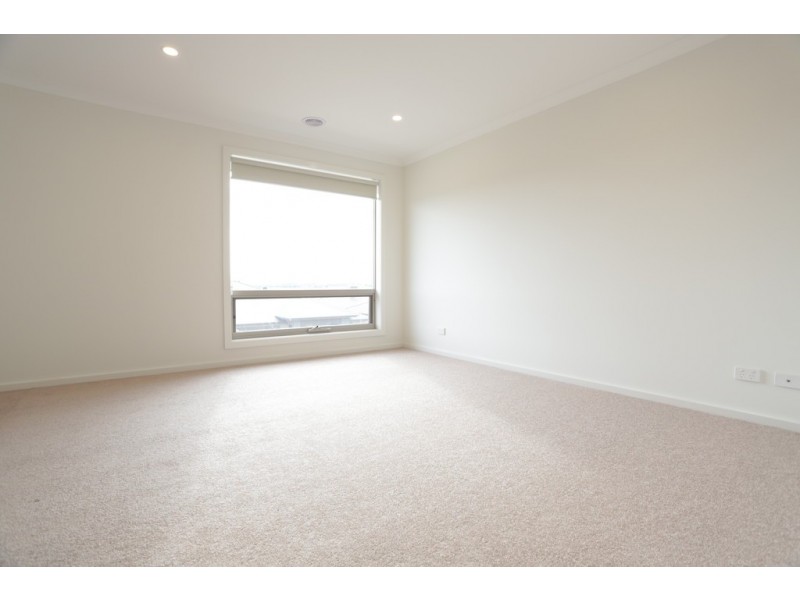 6 St Gwinear Lane, Cranbourne North VIC 3977