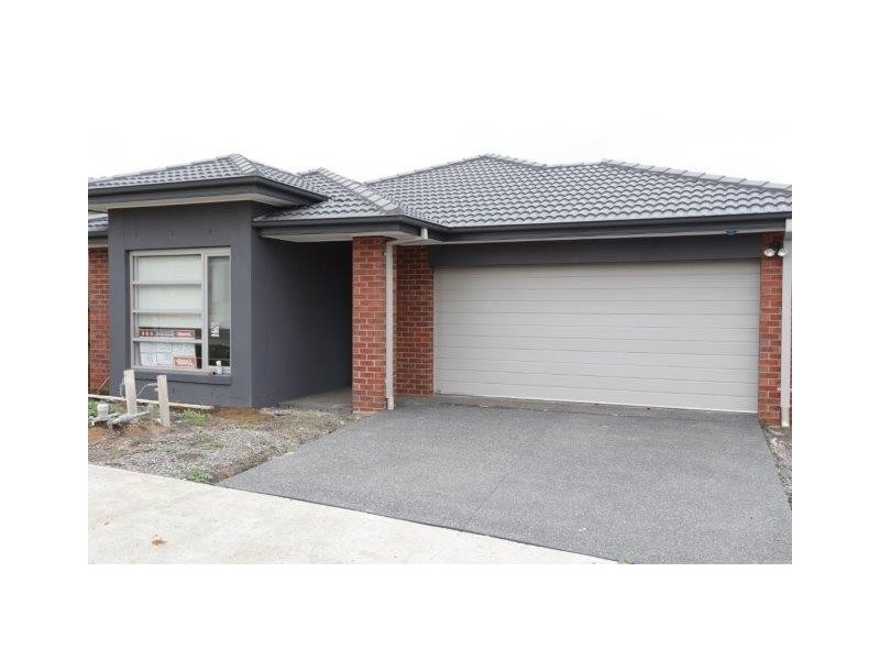 17 Shanahans Drive, Cranbourne North VIC 3977