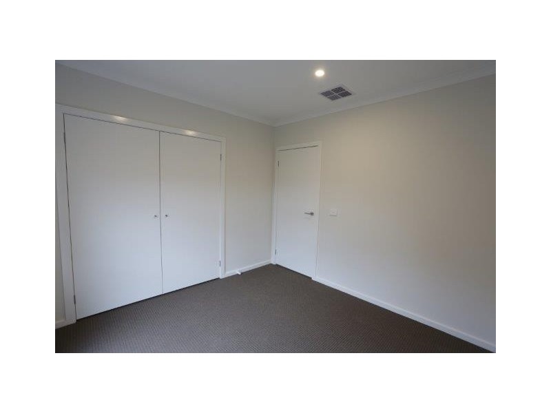 17 Shanahans Drive, Cranbourne North VIC 3977