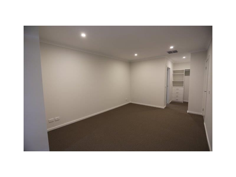 17 Shanahans Drive, Cranbourne North VIC 3977