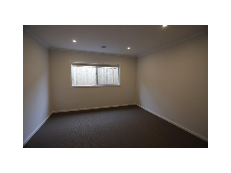 17 Shanahans Drive, Cranbourne North VIC 3977