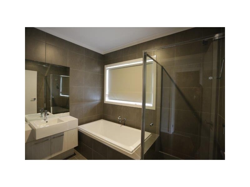 17 Shanahans Drive, Cranbourne North VIC 3977