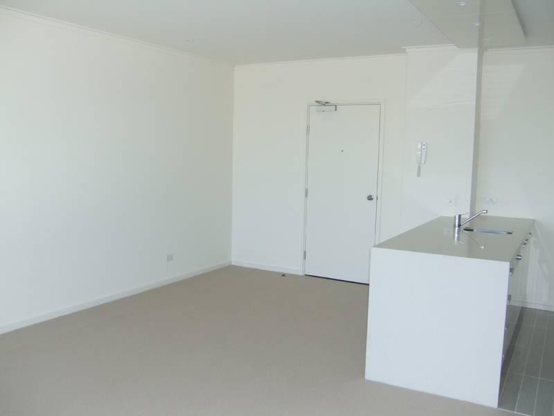 REF 073111/63 Whiteman Street, Southbank VIC 3006