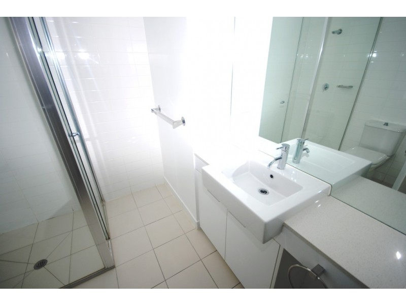 915/100 Harbour Esplanade, Docklands VIC 3008
