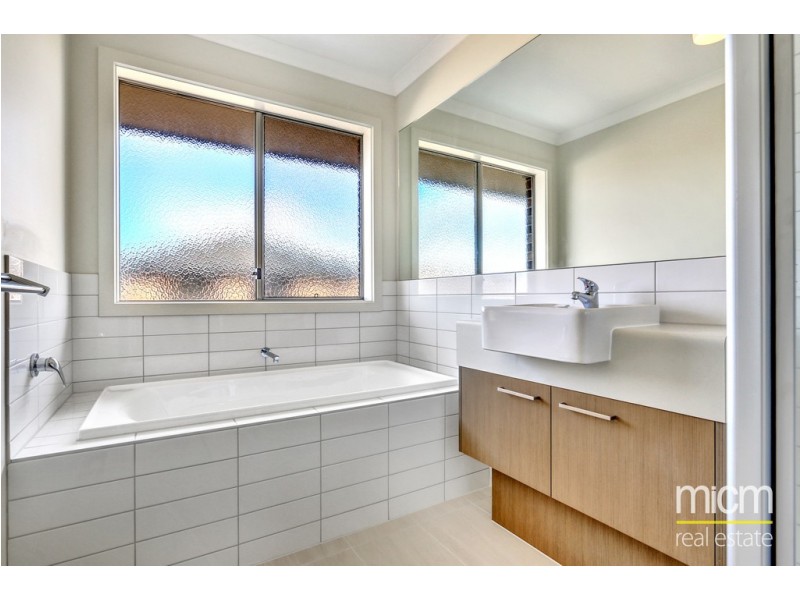 4 Teachers Crescent, Truganina VIC 3029