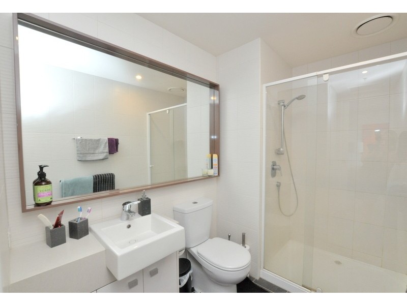 REF 081812/63 Whiteman Street, Southbank VIC 3006